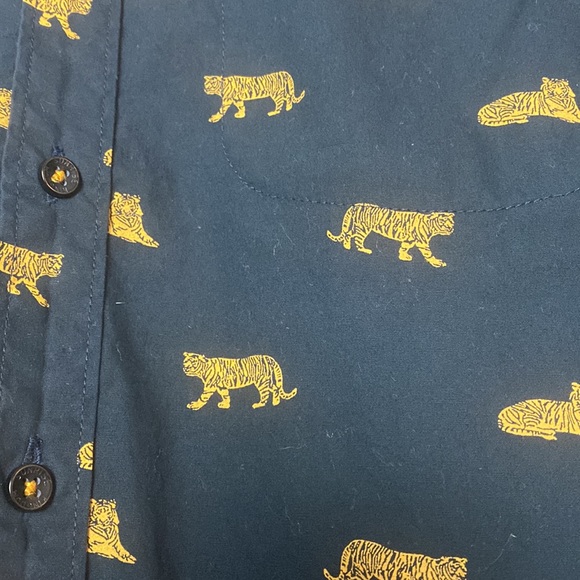 Black tiger print button down size medium - Picture 2 of 4